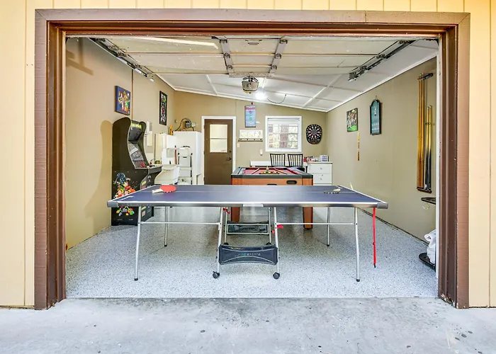Game + Fireplace! Family Retreat In